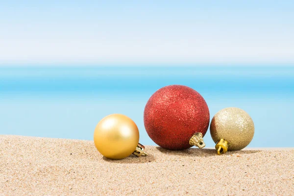 Yılbaşı ağacı süsleri tropikal plajında. Kavramı 