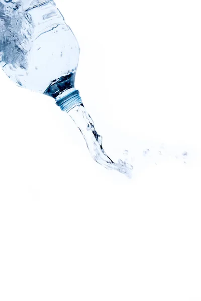 Respingo de água de uma garrafa no fundo branco, com cópia spac — Fotografia de Stock