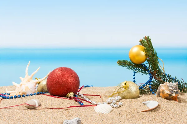 Yılbaşı ağacı süsleri tropikal plajında. Kavramı 