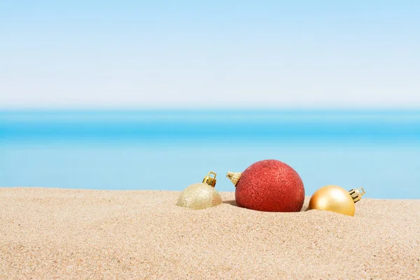熱帯のビーチでのクリスマス ツリー装飾。概念 — ストック写真