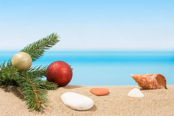 Yılbaşı ağacı süsleri tropikal plajında. Kavramı 