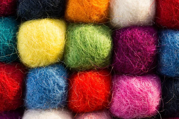 Geometrische achtergrond met ballen van gekleurde synthetische wol — Stockfoto