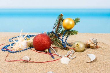 Yılbaşı ağacı süsleri tropikal plajında. Kavramı 
