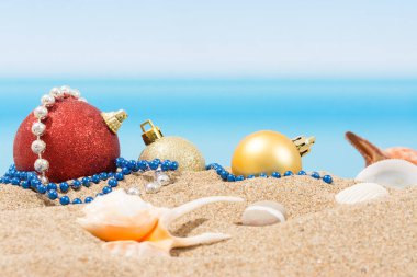 Yılbaşı ağacı süsleri tropikal plajında. Kavramı 