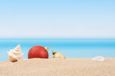 Yılbaşı ağacı süsleri tropikal plajında. Kavramı 