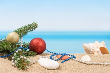 Yılbaşı ağacı süsleri tropikal plajında. Kavramı 