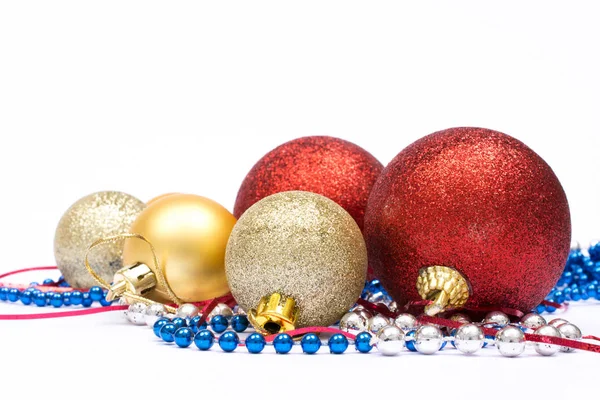 Tarjeta de felicitación navideña. Bolas aisladas y adorno en ba blanca — Foto de Stock