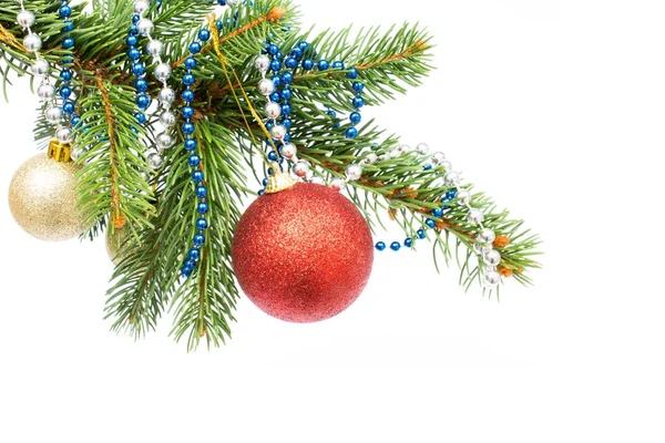 Weihnachtsgrußkarte. isolierter Baum mit Kugeln und Ornament o — Stockfoto