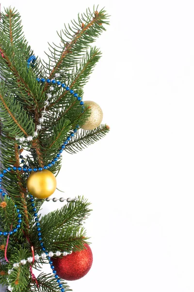Weihnachtsgrußkarte. Vereinzelte Kugeln und Ornamente auf weißem Ba — Stockfoto