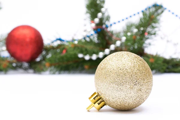 Boże Narodzenie z życzeniami. Na białym tle kule i ornament na biały ba — Zdjęcie stockowe