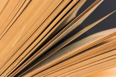 Vintage eski açık kitap siyah arka plan üzerine