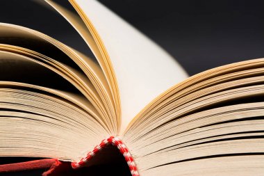 Vintage eski açık kitap siyah arka plan üzerine