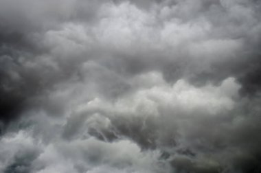 Fırtına. Karanlık gökyüzü siyah bulutlar için arka plan ile. Kasıtlı olarak 