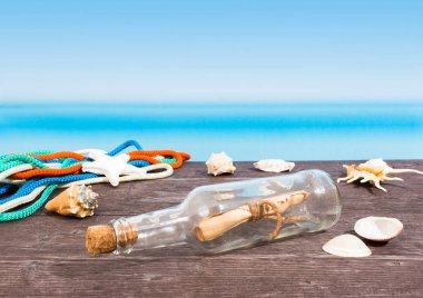 Tropikal deniz tekne gördüm. Şişeyi masada iletide