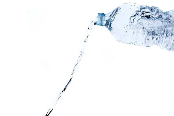 Salpicadura de agua de una botella sobre fondo blanco, con spac copia —  Fotos de Stock