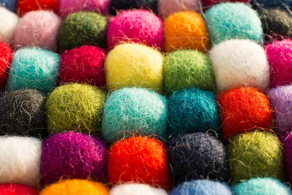 Geometrische achtergrond met ballen van gekleurde synthetische wol — Stockfoto