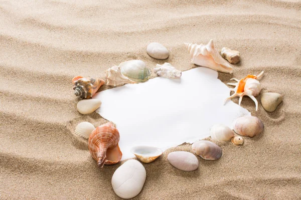 Message en papier déchiré sur la plage. Fond d'été avec chaud s — Photo