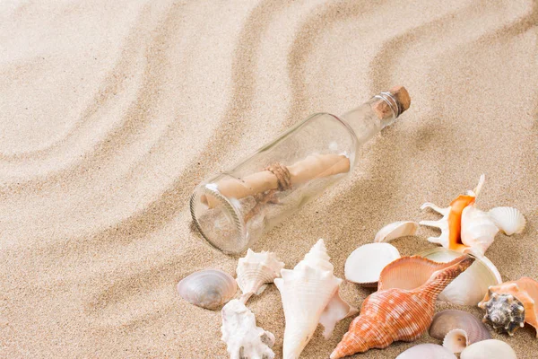 Message en bouteille sur la plage. Fond d'été avec sable chaud — Photo