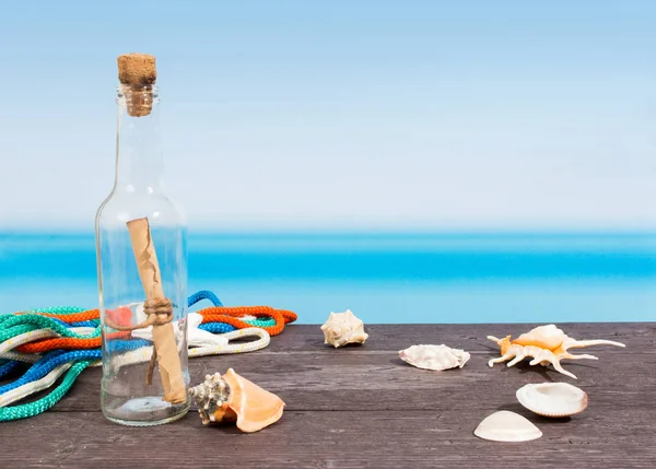 船から見た熱帯の海。テーブルの上の瓶の中のメッセージ — ストック写真