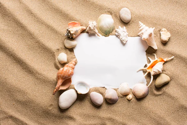 Message en papier déchiré sur la plage. Fond d'été avec chaud s — Photo