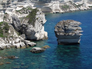 kireçtaşı kayalıklarla, Akdeniz, Bonifacio görünümden. Corsic