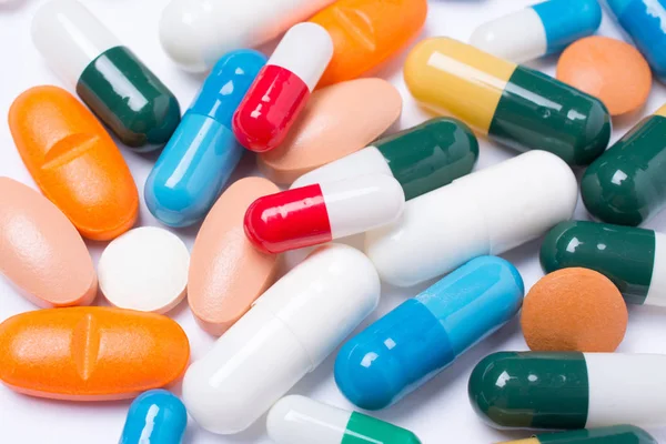 renkli hap ve kapsül beyaz arka plan üzerinde