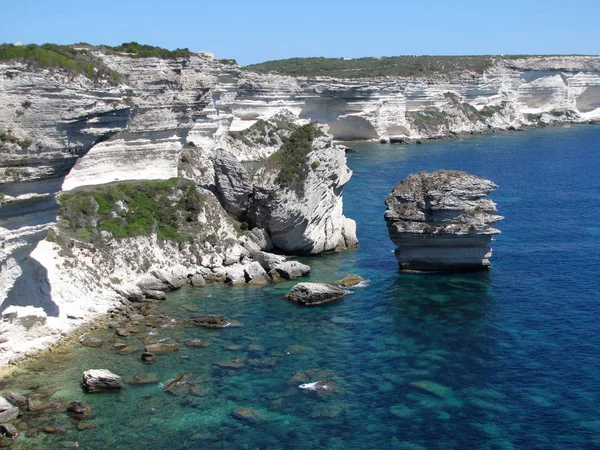 Acantilados de piedra caliza, mar mediterráneo, vista desde Bonifacio. Corsic. —  Fotos de Stock