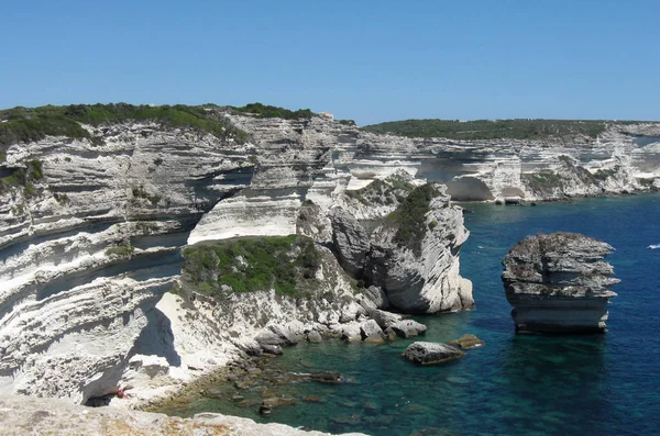 Ασβεστολιθικά βράχια, στη Μεσόγειο θάλασσα, θέα από το Bonifacio. Corsic — Φωτογραφία Αρχείου