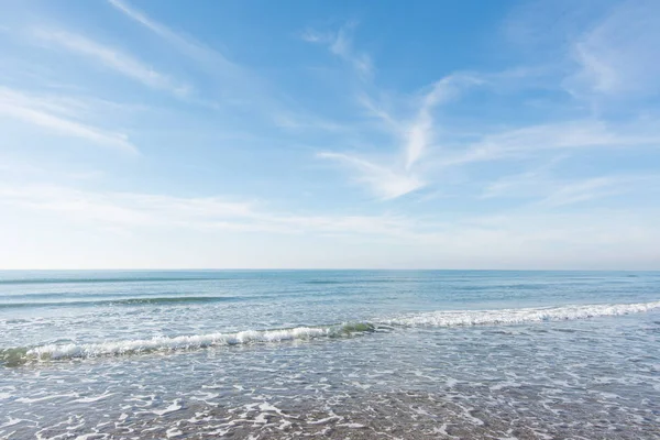 dalgalar, deniz ve plaja - arka plan yansıtan güneş