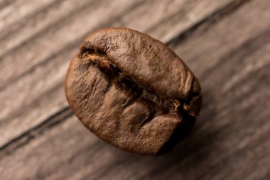 Ahşap masa, closeup üzerinde bir kahve çekirdeği