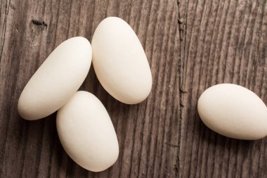 ahşap masa, konfeti di sulmona üzerinde düğün candy