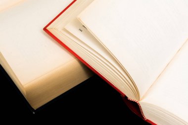 Vintage eski açık kitap siyah arka plan üzerine