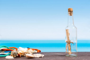 Tropikal deniz tekne gördüm. Şişeyi masada iletide