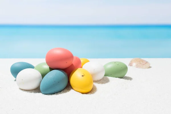 Easter on tropical beach background. Eggs on the white sand. Vac — Stock Photo, Image