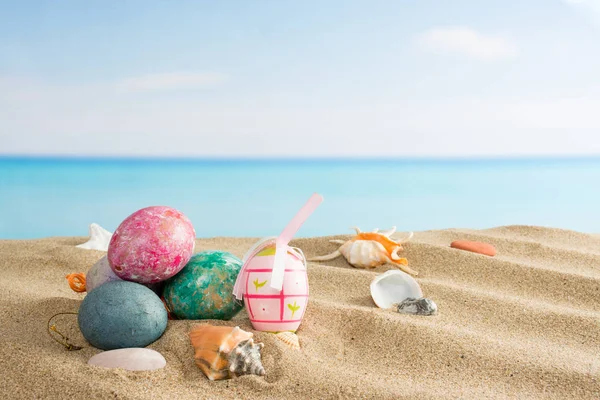 Påsk på stranden bakgrund. Ägg — Stockfoto