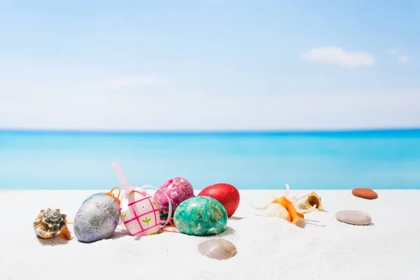 Pasen op tropisch strand achtergrond. Eieren op het witte zand. ABV — Stockfoto