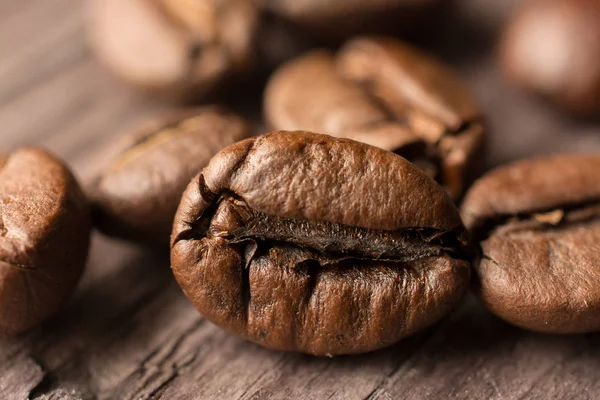 木の板、クローズ アップのコーヒー豆 — ストック写真