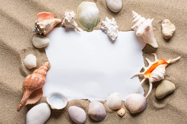 Message in torn paper on the beach. Summer background with hot s — Stock Photo, Image