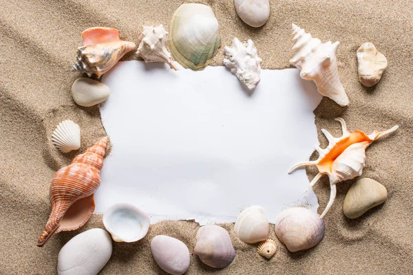 Message en papier déchiré sur la plage. Fond d'été avec chaud s — Photo