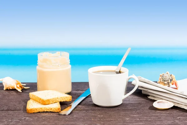 Mar tropical visto desde el barco. Crema, café y periódico en — Foto de Stock