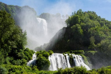 Marmore Falls, Cascata Delle Marmore, Umbria, Italya. Uzun boylu