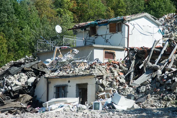 Ciudad destruida por un terremoto —  Fotos de Stock