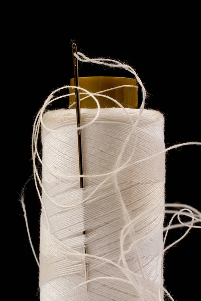 Naald en wit katoen, verstrengeld garen op rol voor het naaien. Draad — Stockfoto