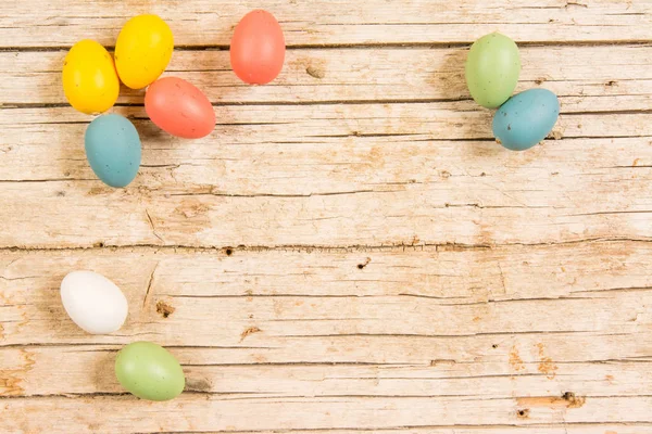 Fond de Pâques avec des œufs colorés faits main sur une table en bois. Fr — Photo