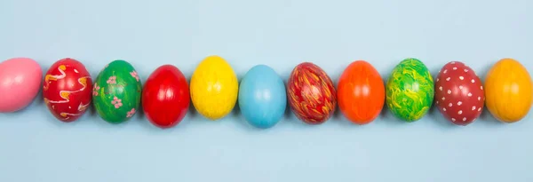 Fundo banner Páscoa com ovos coloridos artesanais em madeira um — Fotografia de Stock