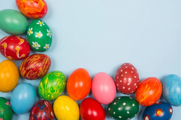 Fond de Pâques avec des œufs colorés faits à la main sur bois un lumineux — Photo