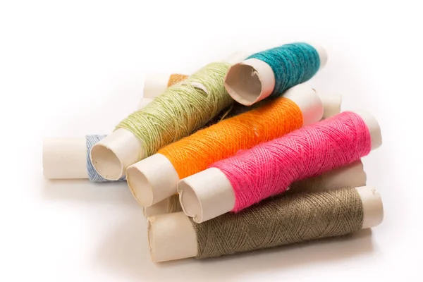 Kleurrijke katoenen garens op rollen voor het naaien. Schroefdraadspoelen gebruikt in — Stockfoto