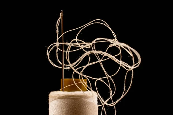 Aguja y algodón blanco, hilo enredado en rollo para coser. Hilo — Foto de Stock
