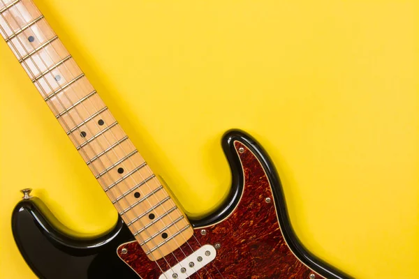 Nahaufnahme einer E-Gitarre auf gelbem Hintergrund, mit Kopierspac — Stockfoto