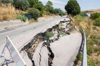 Sicilya 'da ulusal bir yolda büyük bir çukur. Bunun nedeni heyelan, dikkatsizlik ve yol bakımının terk edilmesi.